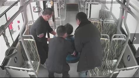 乘客摔倒在车厢地板 公交职工悉心照料_上海滩_新民网