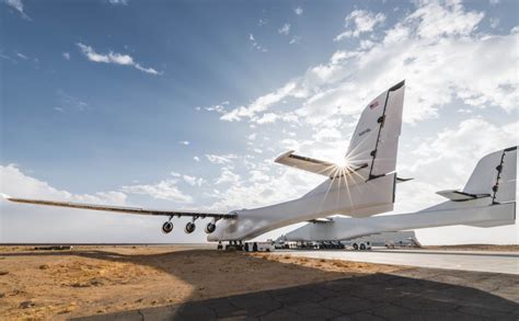 全球最大的双机身飞机，今天终于起飞了_业界_科技快报_砍柴网