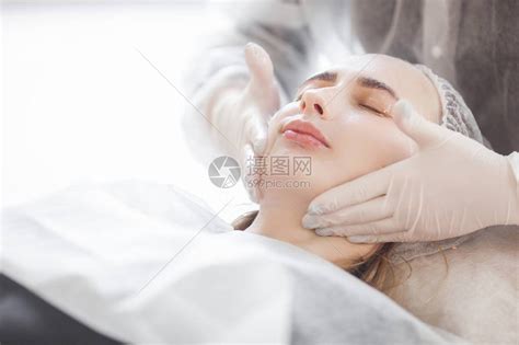 大师为她的客户做整容手术皮肤护理治疗做面部护高清图片下载-正版图片504358305-摄图网