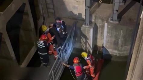 民警消防爬下20米高水闸救回轻生男子_凤凰网视频_凤凰网