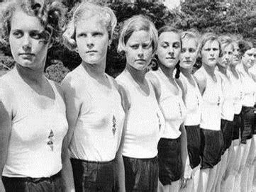 二战德国纳粹女兵虐杀犹太妇女，战败后她们都被判处绞刑|绞刑|纳粹|看守们_新浪新闻