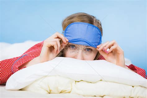 睡着的年轻女子在睡觉前躺床上高清图片下载-正版图片306132989-摄图网