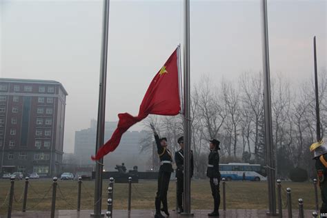 学校举行庆祝中华人民共和国成立七十一周年升旗仪式