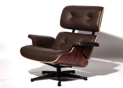 棕色伊姆斯休闲椅（Eames Lounge Chair In Brown Leather）