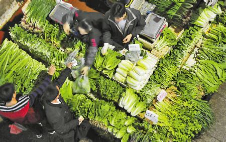 白沙菜市场里卖便宜蔬菜 海曙居民去江北买菜-新闻中心-中国宁波网