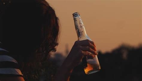 伤感喝酒图片