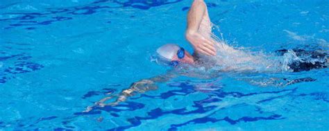 国内顶尖铁三运动员游泳实操教学：自由泳划水如何才能高效 - 野途网