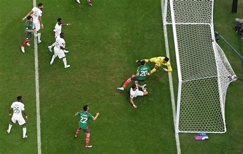 世界杯最新赛况：沙特1-2墨西哥双双出局 查韦斯世界波 洛萨诺两度破门被吹_球天下体育