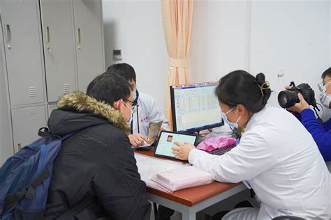 第一财经采访报道龙华小康助手，智能化中医舌脉采集技术优化患者诊疗体验 - 上海国民集团健康科技有限公司