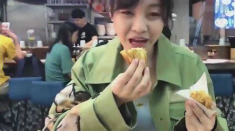 大胃王mini吃街头甜品千层酥和棉花糖冰淇淋，看着太香太好吃_腾讯视频