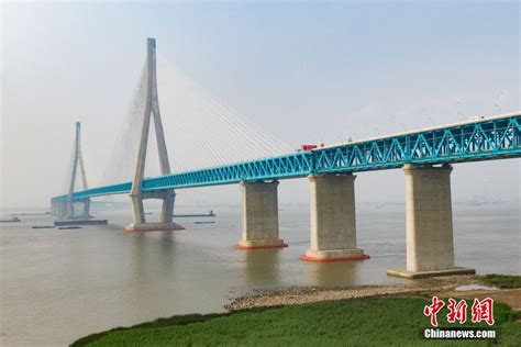 航拍江苏苏通大桥，苏通大桥跨径为1088米，是当今世界跨径最大斜拉桥