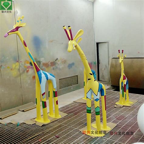 定大型户外仿真动物长颈鹿雕塑摆件玻璃钢卡通彩绘长颈鹿造型雕塑-阿里巴巴