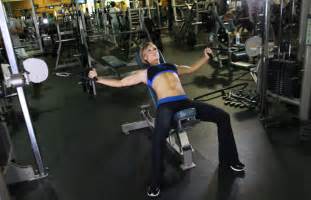 健身房锻炼胸肌的器材——大飞鸟动作要领 - 力美健体育