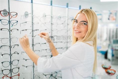 女士在眼镜店挑选眼镜高清图片下载-正版图片302544552-摄图网