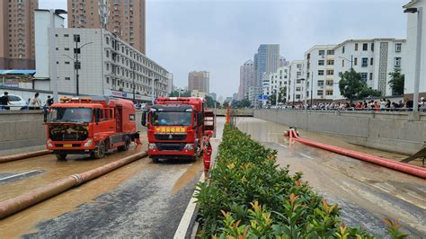 【视频】郑州京广路隧道入口基本清理完毕，深处积水仍在强力抽出
