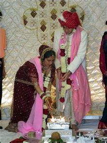 新婚夫妇图片-幸福的印度新婚夫妇素材-高清图片-摄影照片-寻图免费打包下载