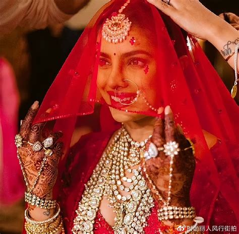 印度国宝级巨星去沙特走红毯太美了！穿钻石纱丽，壮实身材也惊艳__财经头条