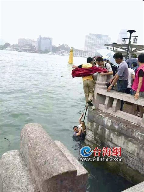 两男子跳海救落水女子 岸上的群众也纷纷找东西帮忙_社会民生_厦门_新闻中心_台海网