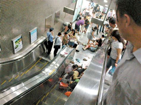 南京南站一旅客轻生坠亡，半月内第二起事故_风闻