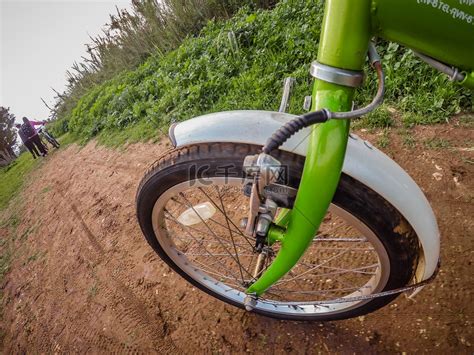 骑自行车穿过泥泞的土路高清摄影大图-千库网