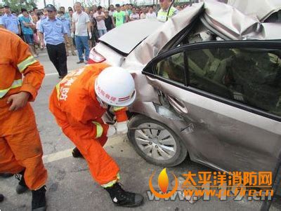 渭南市两车相撞,3人被困 - 太平洋消防网