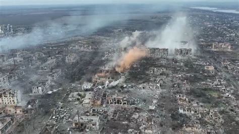 鏖战近一年！乌克兰马林卡最新航拍：全城硝烟弥漫 没有一座完整建筑