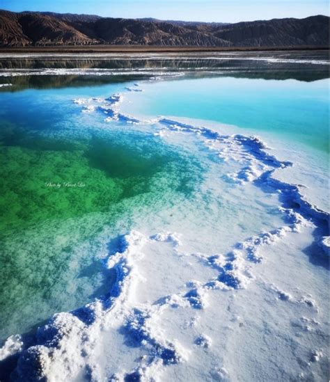 青海大柴旦有一片盐湖，这里的湖水由淡到翠绿以及深蓝相互辉映……