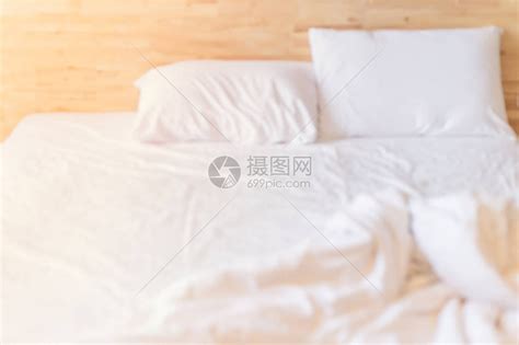 凌乱的床图片