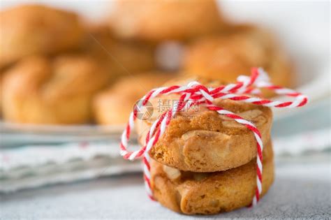 一种美味的自制饼干包装在绳子里食物丝带高清图片下载-正版图片307590001-摄图网