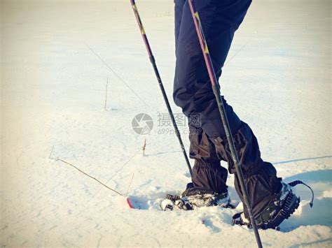 一个人在雪地上走着雪鞋高清图片下载-正版图片507310993-摄图网