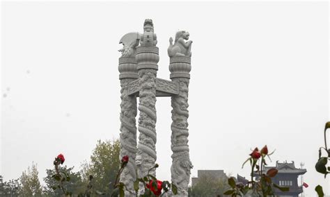 实拍龙乡濮阳一著名建筑龙碑，高12米，重达500吨，进出城可见