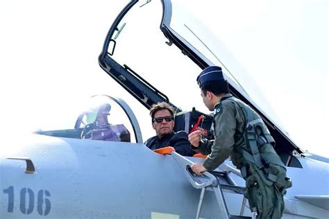 巴基斯坦总理坐进歼-10CE座舱：感谢中国！ 伊姆兰·汗坐进歼-10CE战斗机座舱。（图片来源：巴基斯坦总理府官方推特）据巴联社卡姆拉消息 ...