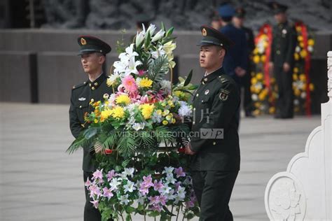 战友们缅怀牺牲35年的7名烈士|汉中市_新浪新闻