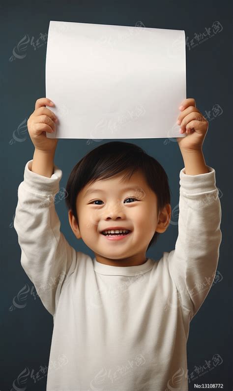 小男孩举着一张白纸图片_人物图片_编号13108772_红动中国