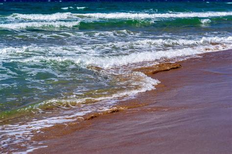 带有白色泡沫波的海浪和海岸景观高清图片下载-正版图片505835454-摄图网