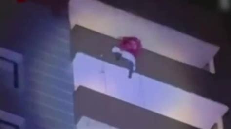 俄罗斯男子表演节目时抓错安全绳，不慎从24楼坠落身亡_凤凰网视频_凤凰网