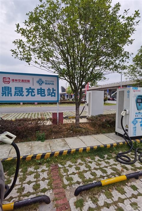 桂林两江国际机场，也有快充和慢充共55个充电桩，只是要停车费。_Model Y社区_易车社区