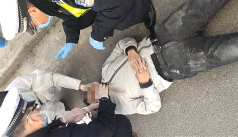 男子途经道口突发癫痫倒地抽搐，警医联手救援化险为夷 - 周到上海