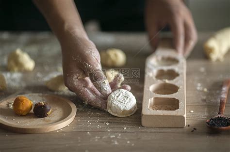 制做月饼在中秋佳节高清图片下载-正版图片500525835-摄图网