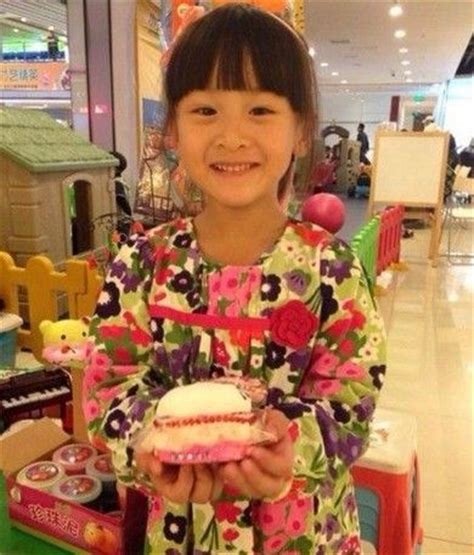 熊黛林为双胞胎女儿庆祝四岁生日 一家四口合照幸福温馨_新浪图片