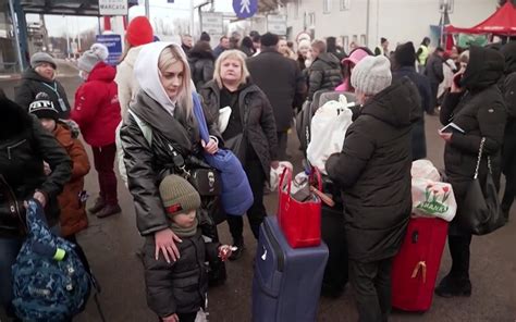 乌克兰9口之家到英国避难 边境官员：滚_凤凰网