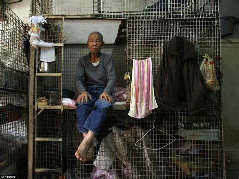 实拍香港真实的贫民窟，住几十年的铁笼一个月1600元房租