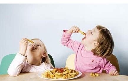 儿童吃零食,儿童零食,儿童零食海报_大山谷图库