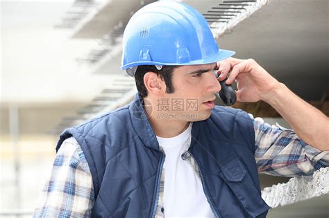 手机上的构建器老板棕色建筑师工作负责人电话架设者男性安全帽子高清图片下载-正版图片321247364-摄图网