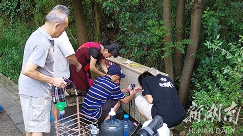 济南泉水直饮点变取水点 水桶水管齐上阵-北京时间