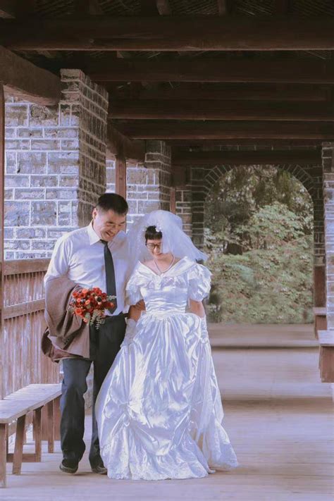 湖南双胞胎女儿给父母拍婚纱照，妈妈：迟到24年但更甜蜜动人_爸妈_爸爸_姐姐