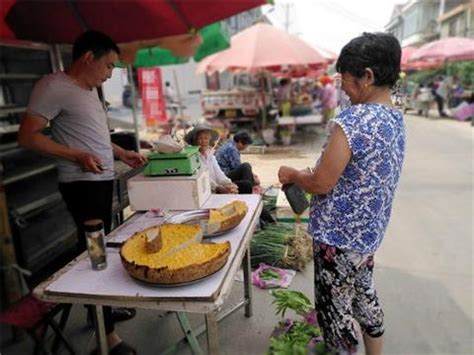 大叔街头卖特制“豆腐”，三十块钱一斤，食客：现在已经不多见了|豆腐|大叔|食客_新浪新闻