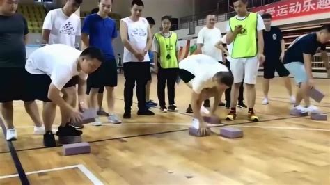篮球馆里的男人比赛踩着砖块走路，中间的大叔是高手，这协调能力成神了！_腾讯视频
