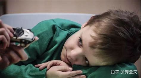 患有自闭症的小男孩用彩色高清图片下载-正版图片504421059-摄图网