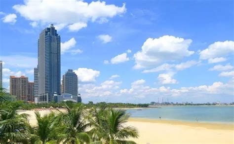 广东湛江有一个离市中心最近的海湾，椰林海滩美如画